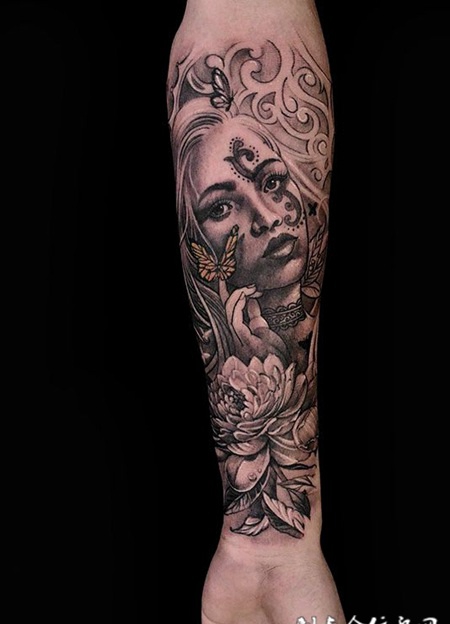 花之女神，手臂女郎肖像与鲜花纹身