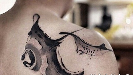 背部时尚的黑白抽象鳐鱼纹身图案