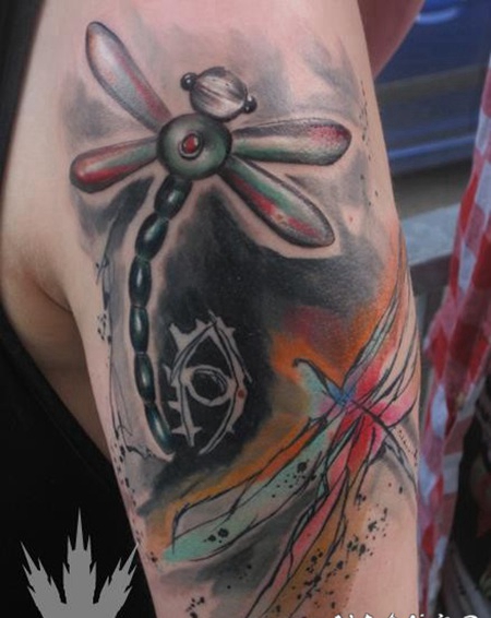 手臂卡通风格彩色抽象蜻蜓纹身图案