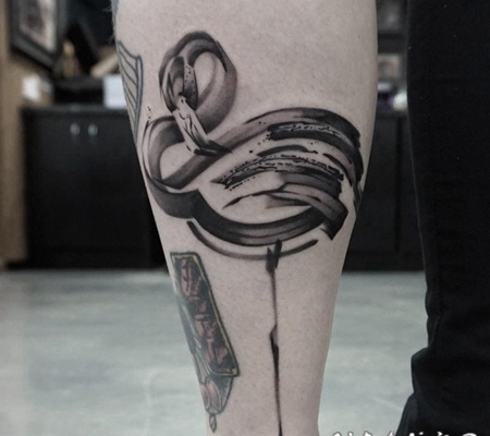 小腿黑色水墨设计的火烈鸟纹身图案