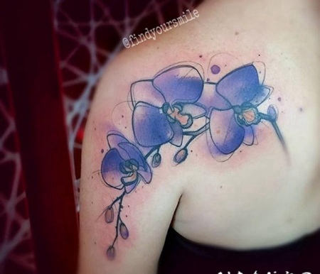 背部抽象风格的手绘彩色花卉纹身图案