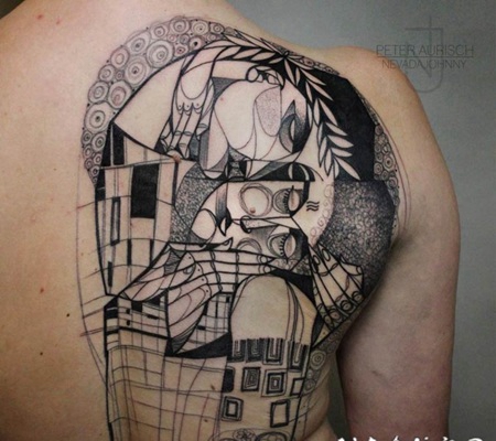 背部抽象风格黑白人物肖像与城市纹身图案