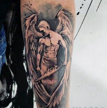 小臂漂亮的抽象黑白天使和剑纹身图案