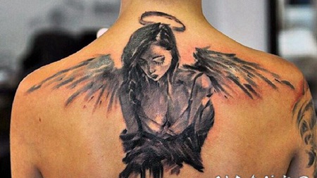 背部黑色的水墨抽象悲伤天使纹身图案
