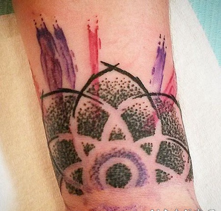 手腕抽象风格的水彩花朵纹身图案