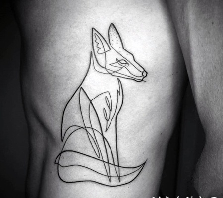 侧肋黑色点刺风格线条狐狸纹身图案