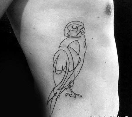 抽象风格黑色线条鹰侧肋纹身图案