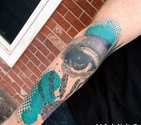手臂抽象风格的彩色眼睛与装饰纹身图案