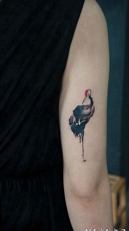 手臂上的云中仙鹤纹身图案