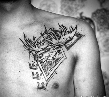 胸部黑色麋鹿和几何图形纹身图案