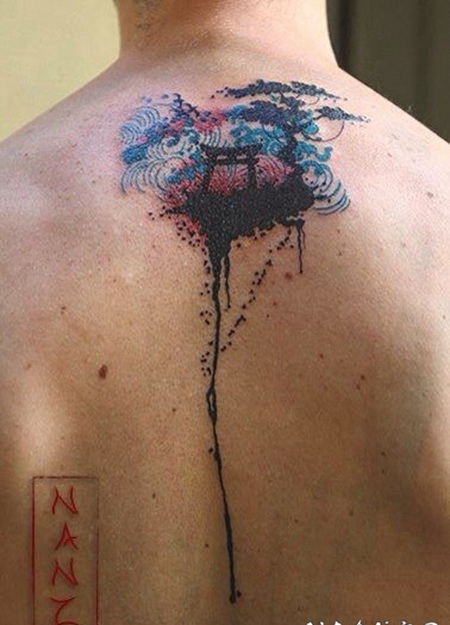 背部亚洲风格抽象的彩色神社和树木纹身图案