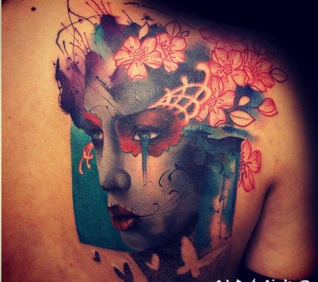 背部抽象风格的彩色花朵与女性肖像纹身图案
