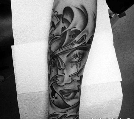 手臂抽象风格的黑白女性肖像纹身图案