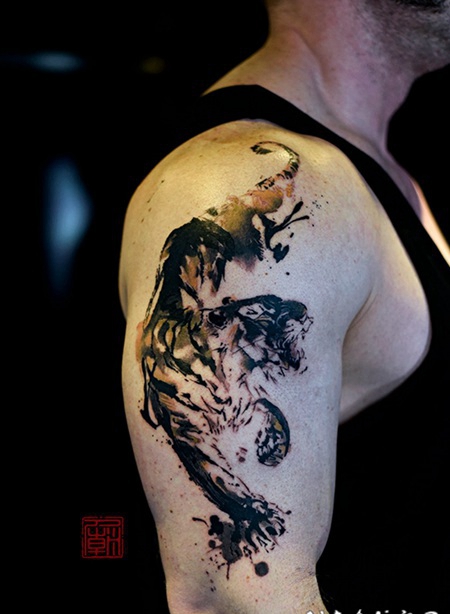 大臂抽象式黑白老虎纹身图案