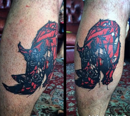 小腿抽象风格的红色小犀牛纹身图案