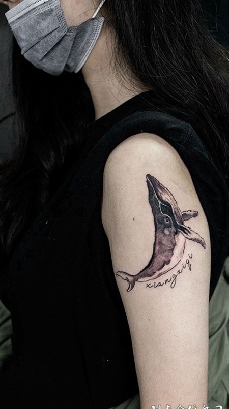 女子手臂上的萌鲸鱼纹身图案