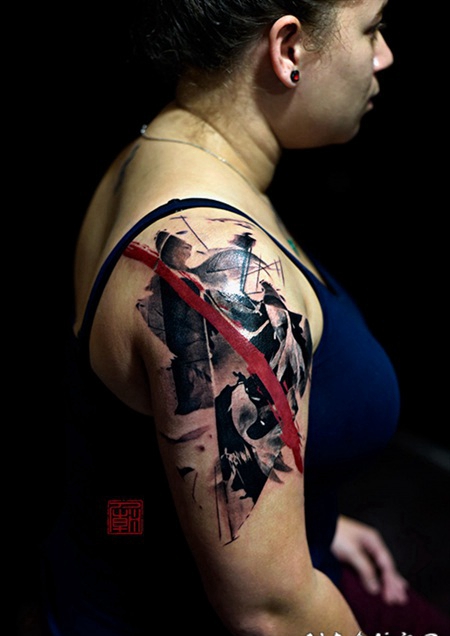 肩部抽象风格的彩色线条纹身图案