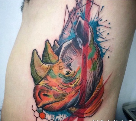 侧肋五彩的犀牛和线条纹身图案
