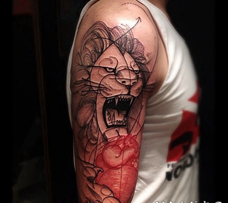 大臂抽象风格黑色的咆哮狮子与红色心脏纹身图案