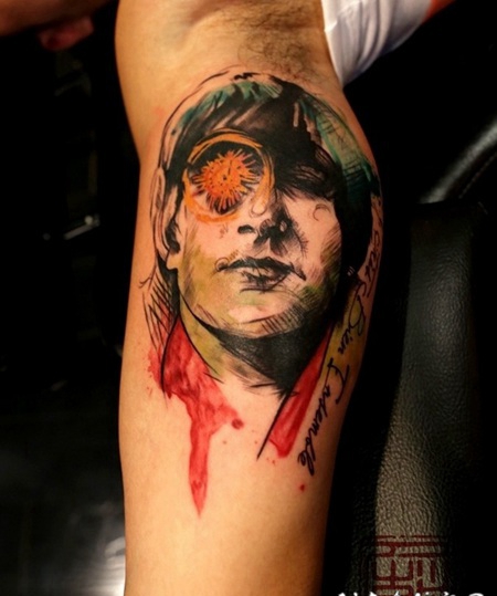 手臂彩色神秘男性与字母纹身图案