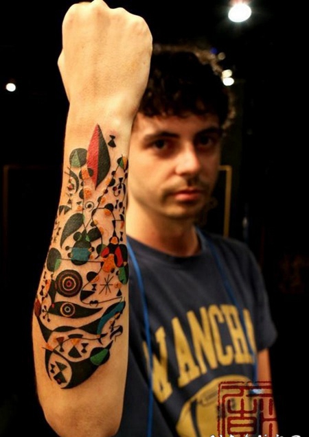 手臂抽象风格多彩的各种符号纹身图案