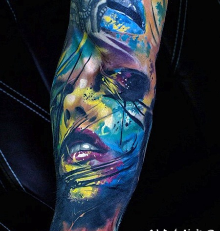 手臂抽象风格彩色女性肖像纹身图案