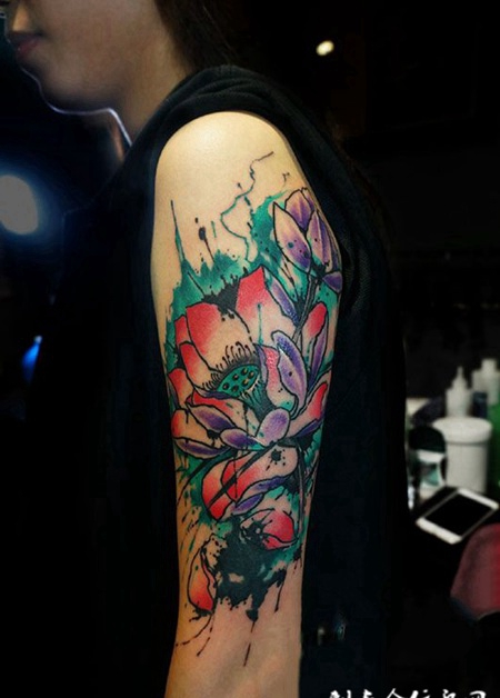 手臂上的彩墨莲花纹身图案
