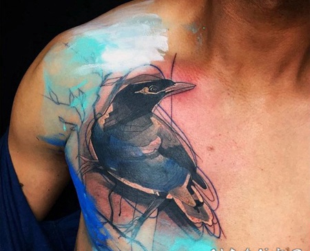胸部抽象风格的彩色大乌鸦纹身图案