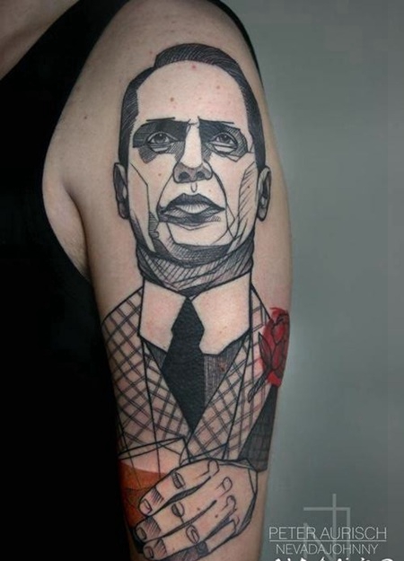 大臂抽象风格的男子与玫瑰纹身图案