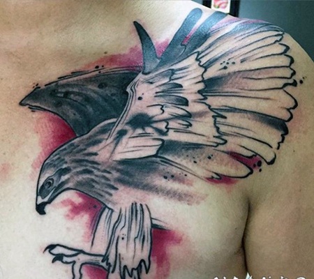 胸部抽象风格的黑白鹰纹身图案