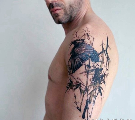 大臂抽象风格的彩色丛林小鸟纹身图案