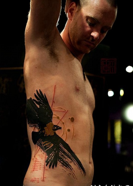 侧肋现代风格的彩色乌鸦与太阳系纹身图案