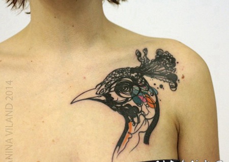 胸部抽象风格的七彩孔雀头纹身图案