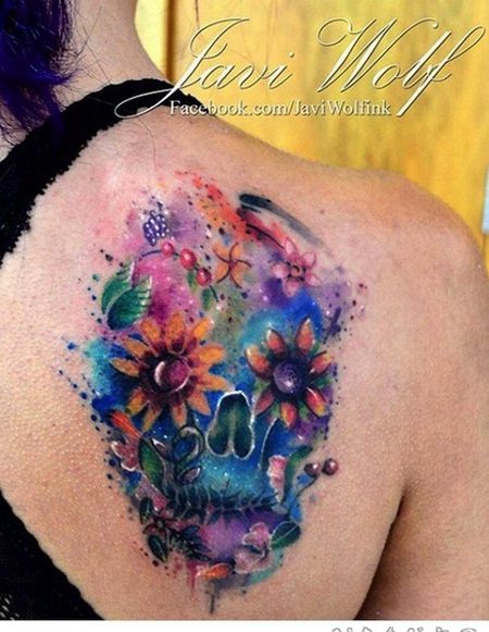 背部抽象风格水彩神秘骷髅与花朵纹身图案
