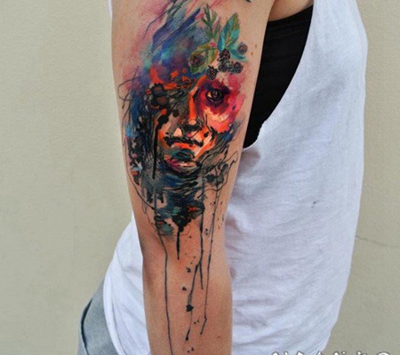 手臂抽象风格的水彩女人肖像与浆果纹身图案