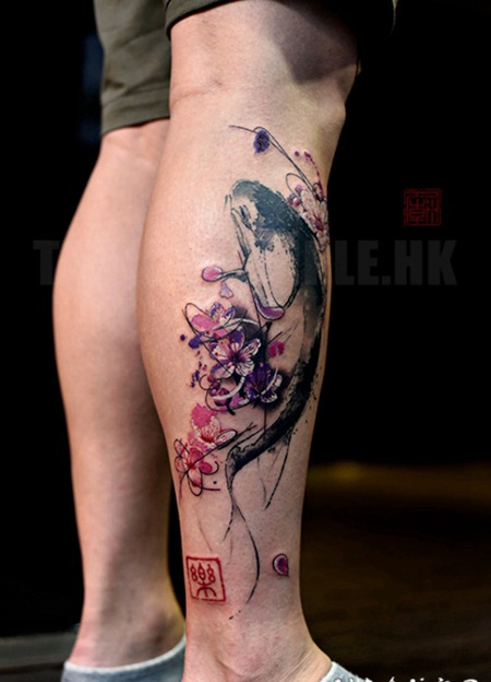 小腿五彩美丽的鲜花和神秘符号纹身图案