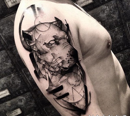 手臂抽象风格黑色点刺神秘狗纹身图案