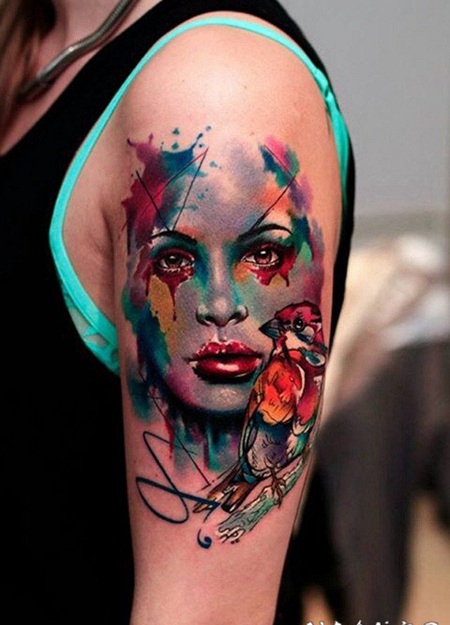 手臂抽象风格的彩色女性肖像与小鸟纹身图案