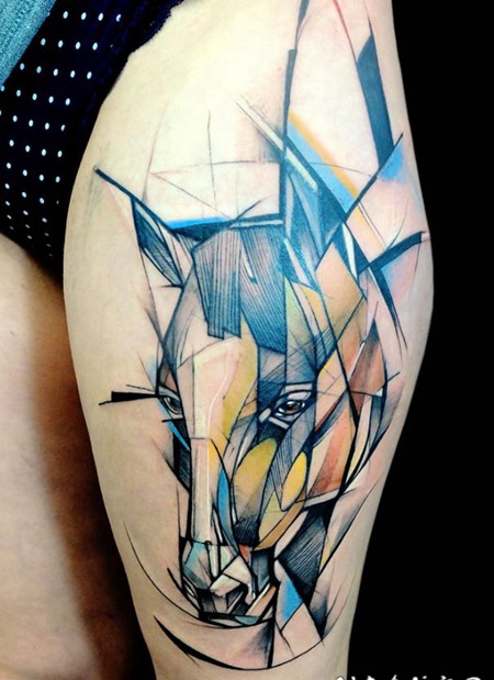 大腿几何抽象风格的彩色悲伤马纹身图案