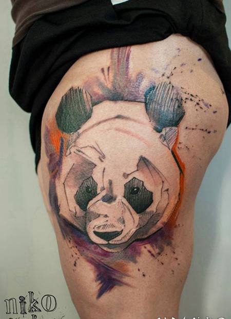 大腿抽象风格彩色的熊猫纹身图案