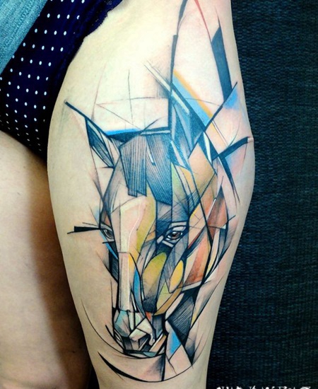 大腿抽象风格的彩色马头纹身图案
