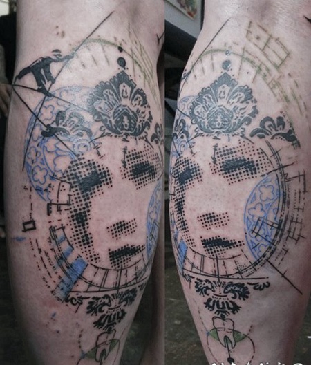 小腿有趣的抽象风格彩色女性肖像与符号纹身图案