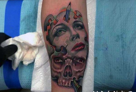 手臂壮观的彩色抽女性面具和骷髅纹身图案