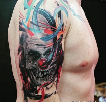 大臂抽象风格的彩色线条与小丑骷髅纹身图案