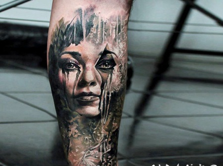 小腿写实的神秘女人肖像和树林纹身图案