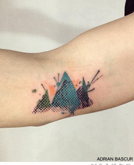 手臂抽象风格的彩色三角形纹身图案