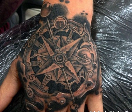 手背抽象风格的黑色神秘指南针纹身图案
