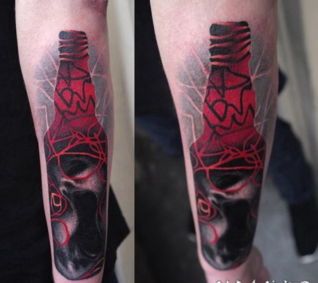 手臂抽象风格彩色瓶子纹身图案