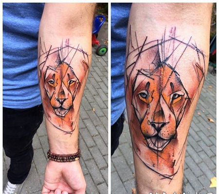 手臂抽象风格的狮子彩色纹身图案