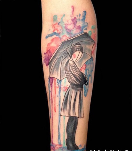 手臂抽象风格的女生与伞纹身图案